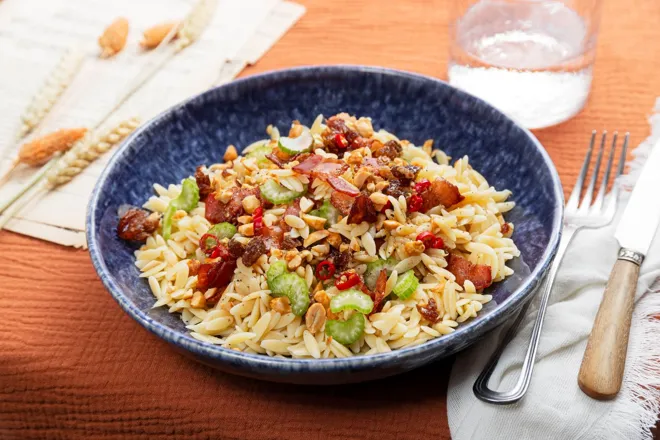 Salade d'orzo, poitrine fumée, céleri, raisins secs et cacahuètes