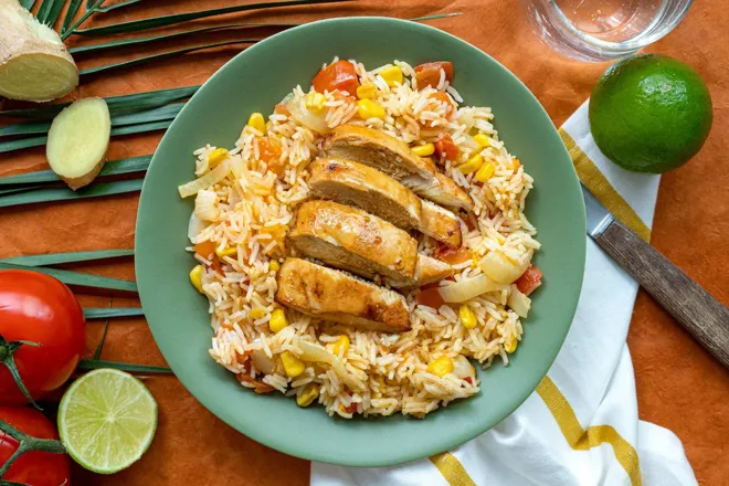 Poulet mariné à la Jamaïcaine, riz pilaf aux tomates et maïs