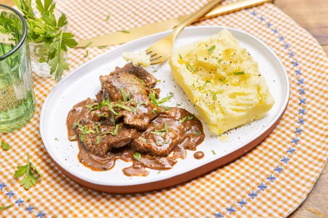 Emincés de porc, jus aux échalotes et cacao