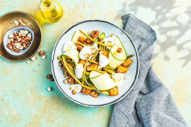 Salade de haricots verts, noisettes et burrata