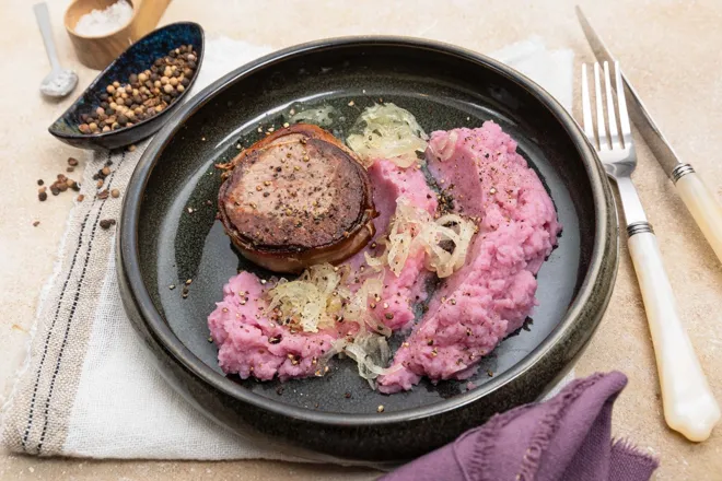 Tournedos de canard aux épices grillées, chutney d'oignon et purée colorée