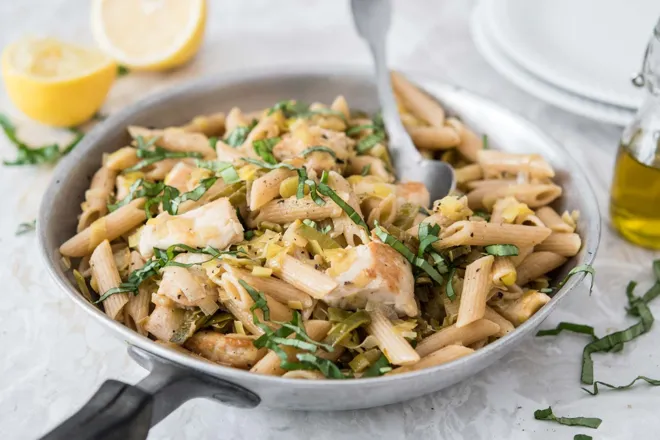 Penne au poulet, poireau et huile d'olive au citron