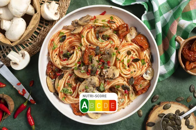 Spaghetti à la sauce tomate au piment oiseau et champignons