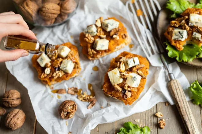 Tartines de butternut au gorgonzola AOP, sirop d'érable et noix