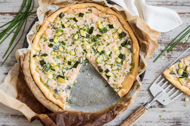 Tarte fondante au saumon fumé aux baies roses et à la ricotta