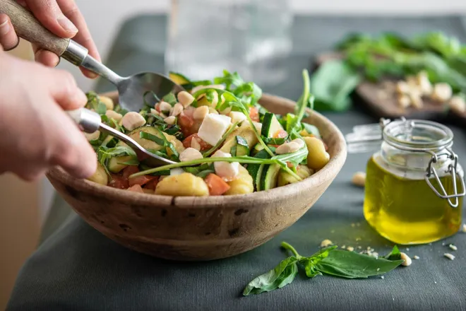 Salade de gnocchi, mozzarella et basilic