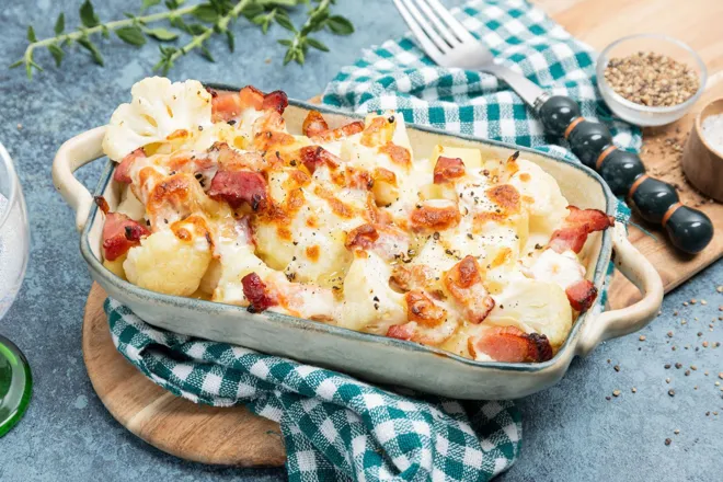 Gratin de chou-fleur, lardons fumés et pommes de terre à la béchamel