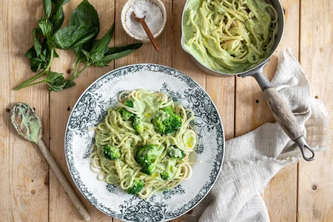 Spaghetti à la crème de courgette au basilic