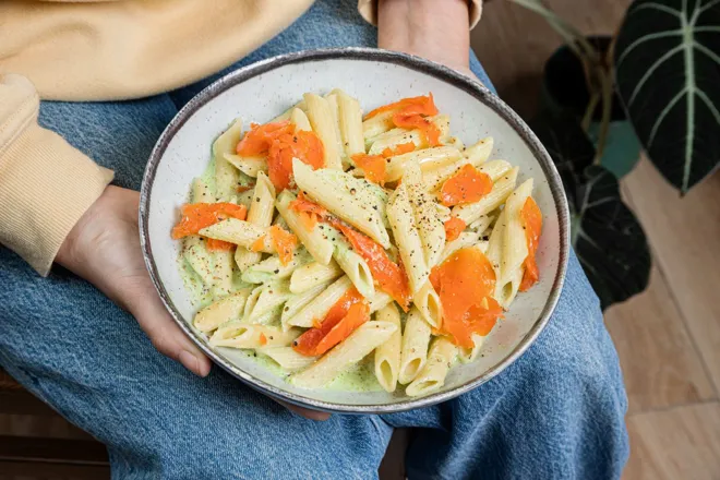 Penne à la crème de petits pois, aneth et saumon fumé