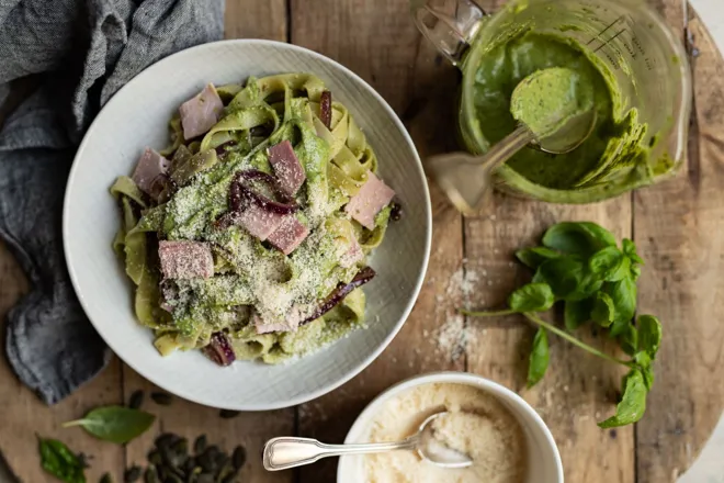 Tagliatelle fraîches au pesto de basilic et jambon de Paris