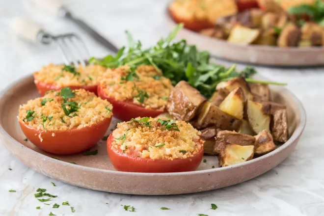 Tomates provençales au parmesan, salade de roquette