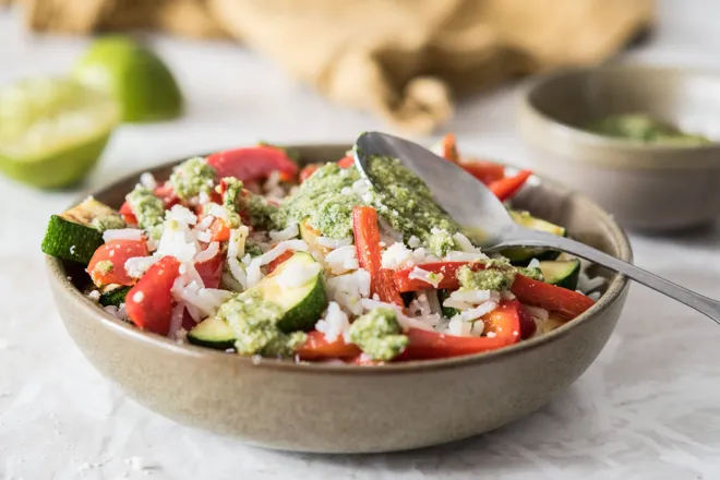 Salade de riz au pesto de basilic et citron vert