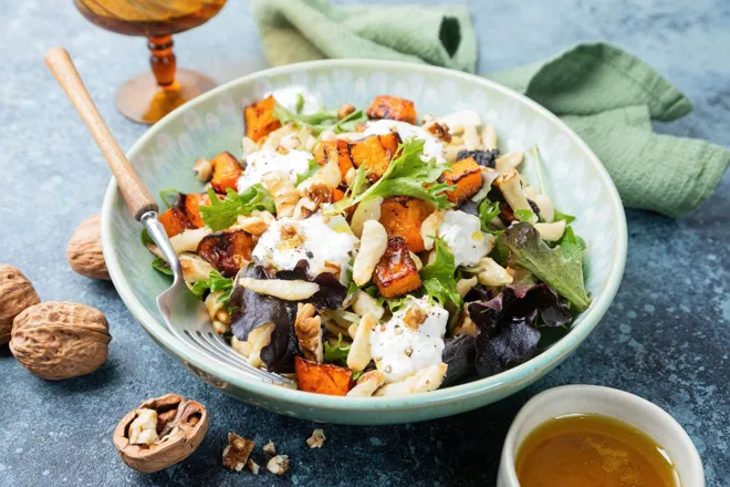 Tout-en-un : Salade de spätzles au potimarron, noix et burrata