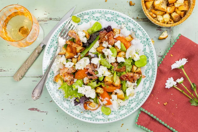 Panzanella de fèves, mozzarella et poitrine fumée