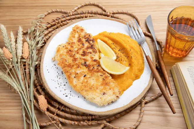 Escalope de dinde panée aux amandes, purée de panais - carotte au curry rouge