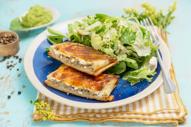 Brick de féta, oignon au zaatar et sauce bissara