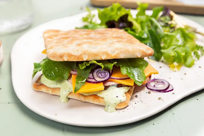 Sandwich de rôti de porc, cheddar et sauce estragon