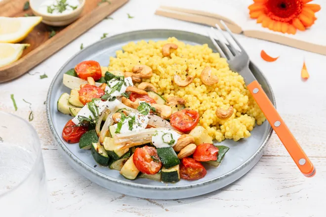 Courgette et tomate rôties, yaourt grec à la menthe et pâtes perlées au beurre au curcuma