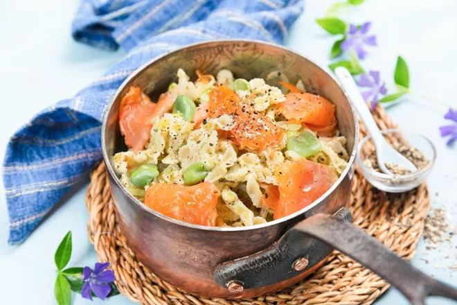 One pot de farfallines à la truite fumée, fèves et pesto de basilic et amandes