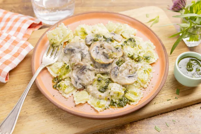 Ravioles du Dauphiné à la crème de champignons & huile à l'estragon