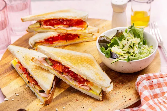 Club mortadelle aux pickles de courgette et beurre au sel fumé