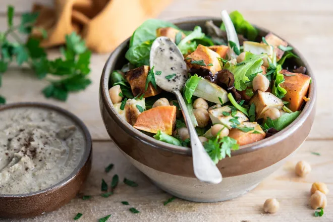 Salade de patate douce et légumes rôtis, houmous au sumac