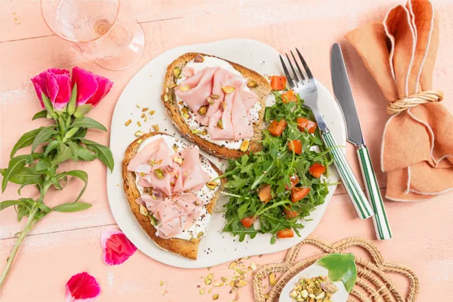 Bruschette à la mortadelle, pistaches et roquette