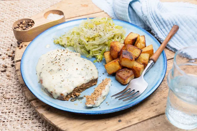 Steak végétal sauce à la fourme d'Ambert et fondue de poireau