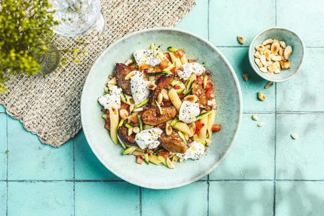 Salade de penne aux figues rôties, burrata et amandes