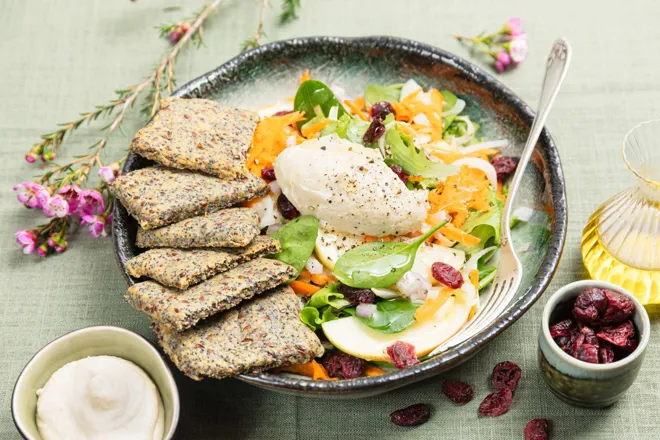 Salade de concombre et cranberries, houmous et crackers maison au sarrasin
