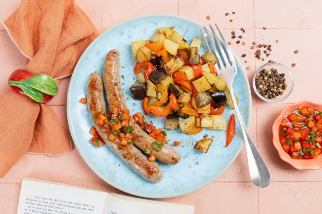 Chipolatas aux herbes, sauce hot salsa au piment jalapeno et aubergine rôtie