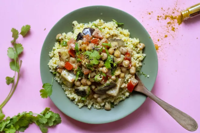 Baingan coco (curry à l'aubergine) et millet à la coriandre