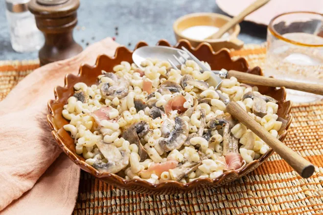 Coquillettes crémeuses au jambon sec et champignons
