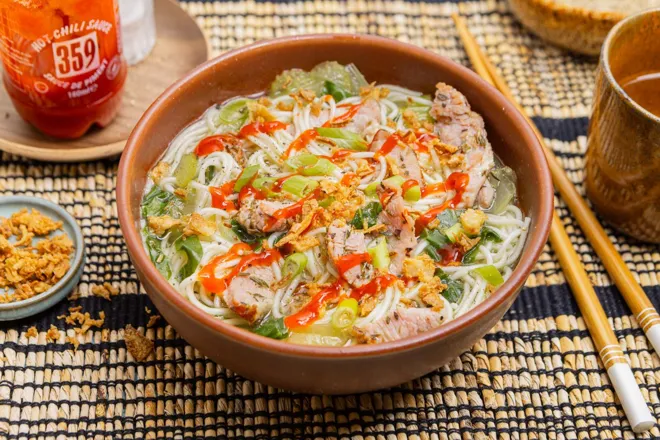 Ramen de porc à la provençale, pak choy et oignons frits