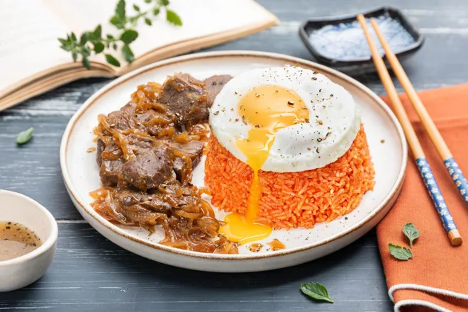 Bœuf lôc lac et riz rouge
