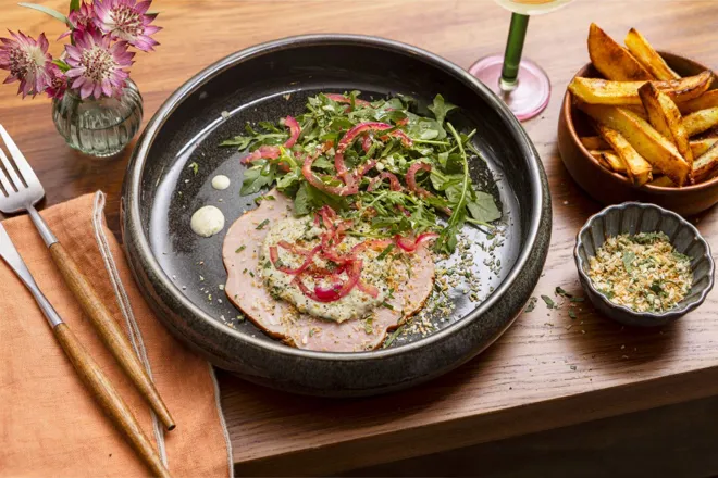 Rôti de porc sauce façon tonnato (sauce au thon), pangrattato et pickles