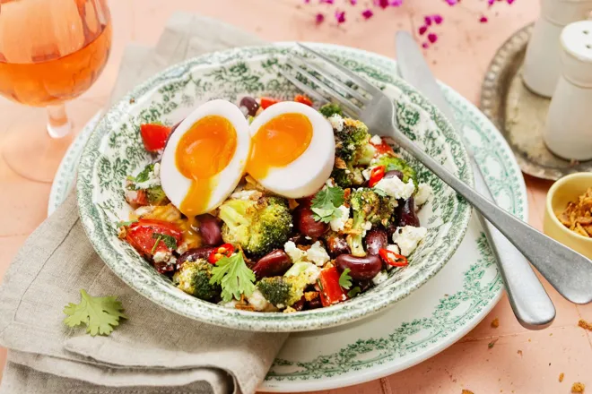 Salade pimentée de brocoli, féta et haricots rouges