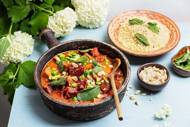 Tajine de porc à la courgette, fèves et carottes