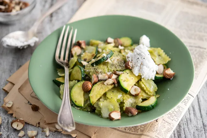 Ravioles 3 fromages poêlées aux courgettes, fromage frais et noisettes