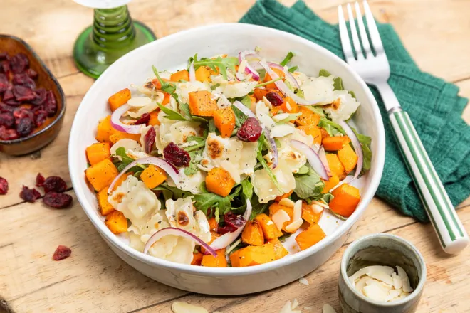 Salade de ravioles à poêler au chèvre, potimarron, roquette et cranberries