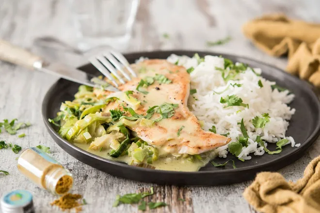 Escalopes de dinde à la fondue de poireau lait de coco-curry