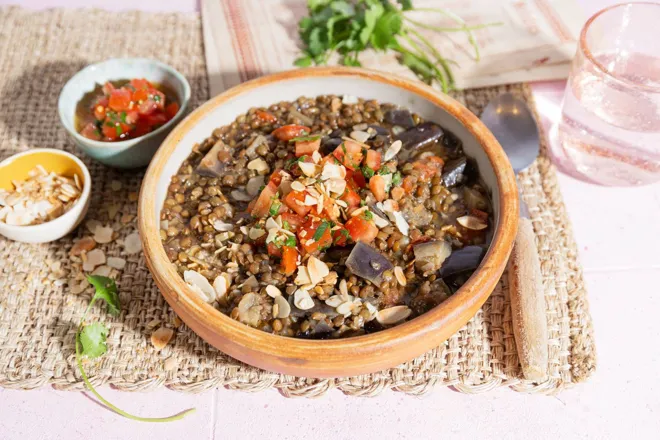 Mijoté de lentilles et aubergine au piment d'Espelette, salsa de tomate à la coriandre