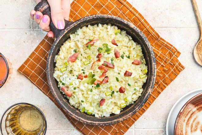 Risotto auvergnat au cantal, lardons et poireau