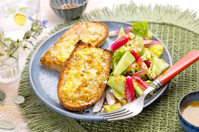 Salade de Saint Marcellin chaud aux radis roses et concombre