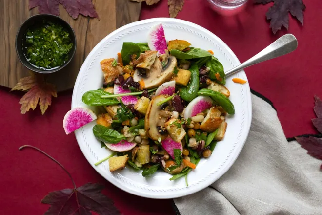 Salade automnale de haricots rôtis au sésame et radis pastèque