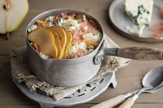 Riz crémeux au jambon italien, poire et roquefort