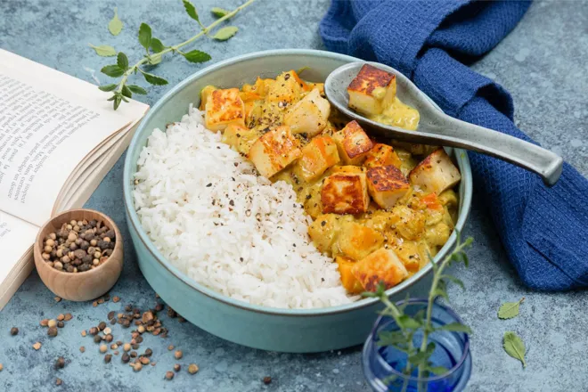Curry de halloumi grillé au lait de coco, courge et citron vert