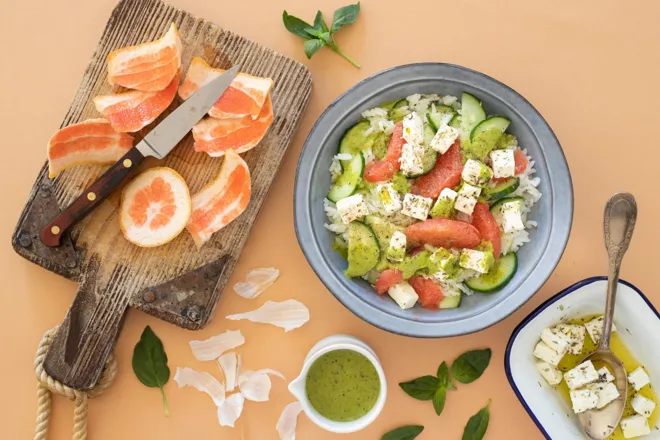 Salade de pomélo, féta marinée aux herbes de Provence et pistou de basilic