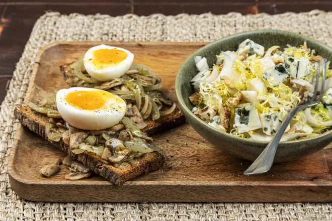 Salade d'endive au roquefort et noix, tartines de champignons en persillade et oeuf mollet