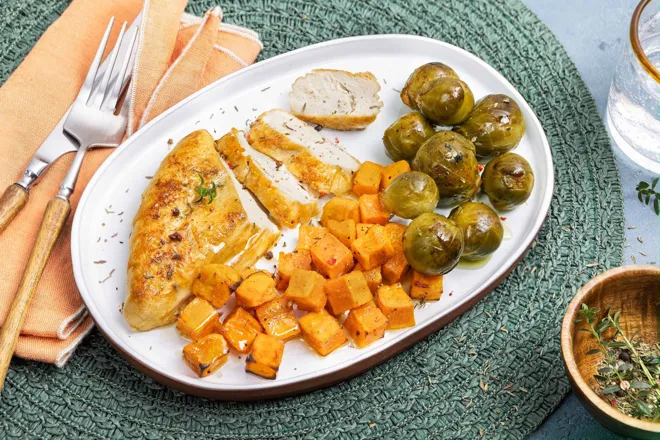 Suprême végétal à la crème fumée, patate douce et choux de Bruxelles rôtis